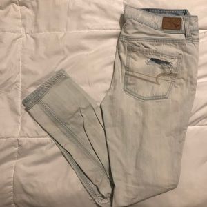 American Eagle white boyfriend jeans. Size 4 long.
